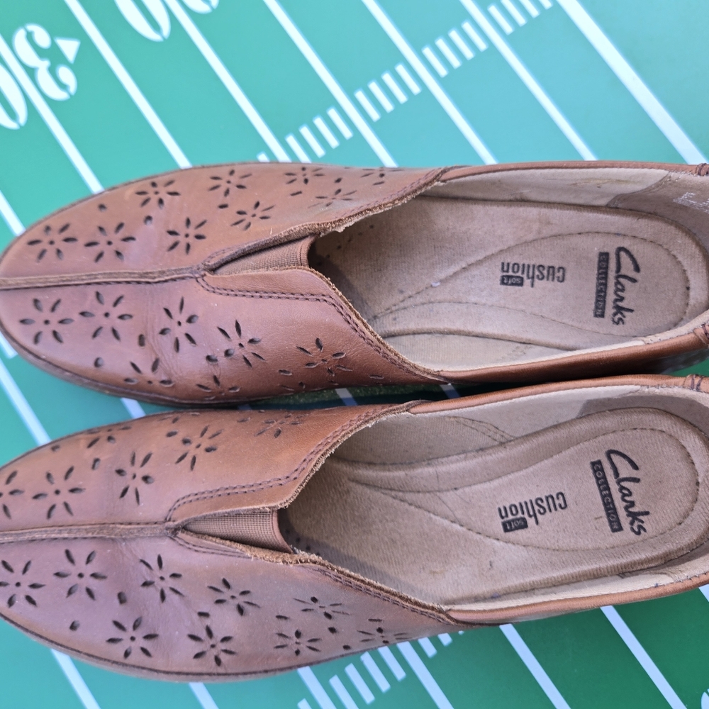 Women's Clarks Brown Leather Slip-On Shoes With Cut Out Floral Design Size 8 - Picture 6 of 7